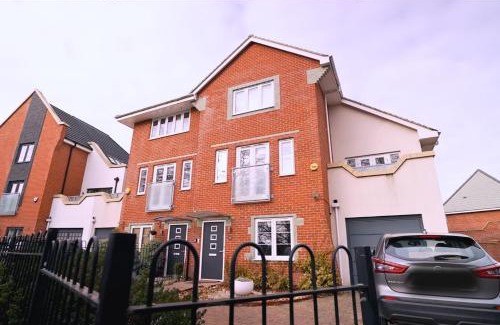 High Wycombe Casa | Modern 5 Bed 2 Bath Home with Parking