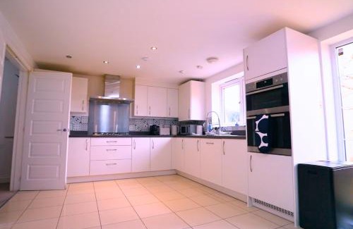 High Wycombe Casa | Modern 5 Bed 2 Bath Home with Parking