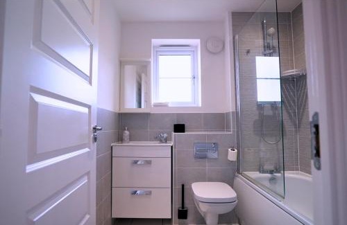 High Wycombe Casa | Modern 5 Bed 2 Bath Home with Parking