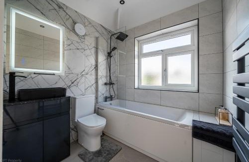 London Borough of Ealing Casa | Modern 5 bed home in Ealing, free driveway parking, sleeps 8