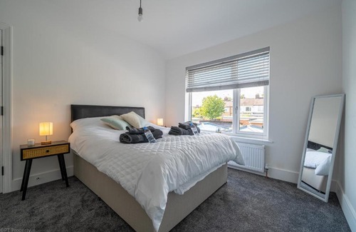 London Borough of Ealing Casa | Modern 5 bed home in Ealing, free driveway parking, sleeps 8