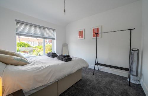 London Borough of Ealing Casa | Modern 5 bed home in Ealing, free driveway parking, sleeps 8