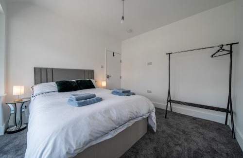 London Borough of Ealing Casa | Modern 5 bed home in Ealing, free driveway parking, sleeps 8