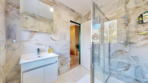 Tokyngton Apartamento | Modern 5 Bed Home by Wembley Stadium Sleeps 11 and Free Parking