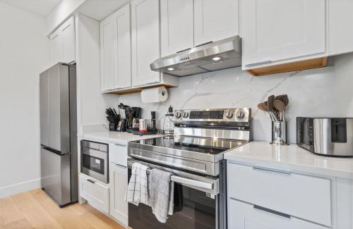 Southeast Apartamento | Modern 5-Bedroom Apartment with Rooftop & Garden in Capitol Hill