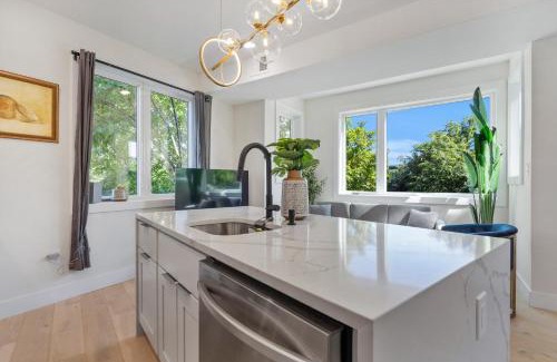 Southeast Apartamento | Modern 5-Bedroom Apartment with Rooftop & Garden in Capitol Hill