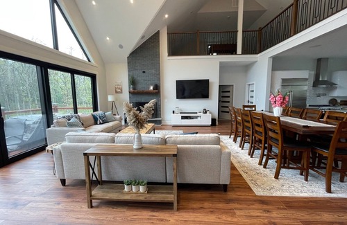 Mauston Casa | Modern 5 bedroom house is a perfect vacation rental for those looking to escape