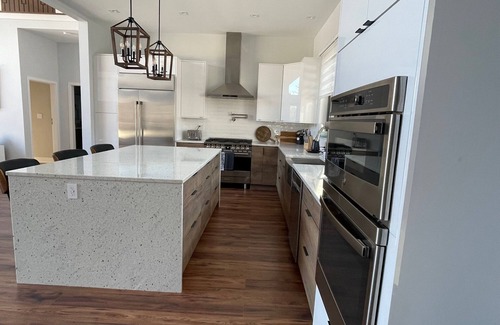 Mauston Casa | Modern 5 bedroom house is a perfect vacation rental for those looking to escape