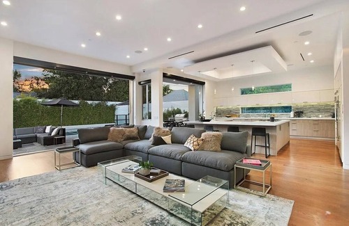 Fairfax District Casa | Modern 5-bedroom Retreat in West Hollywood