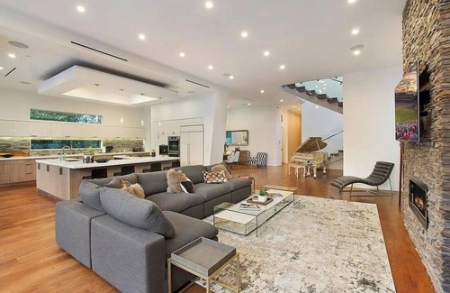Fairfax District Casa | Modern 5-bedroom Retreat in West Hollywood
