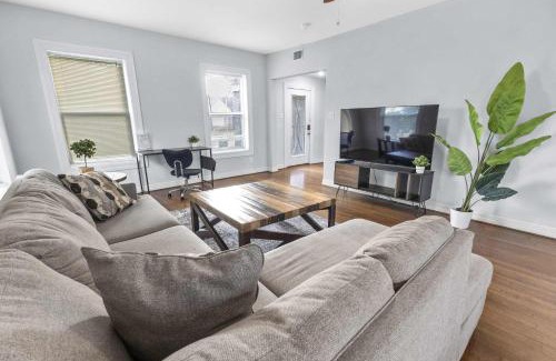 Riverside Terrace Casa | Modern 5BD Retreat I Near Hotspots I Sleeps 16