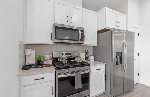 University Hills and Windsor Park Casa | Luxury Combined Homes - Downtown Access - Balcony