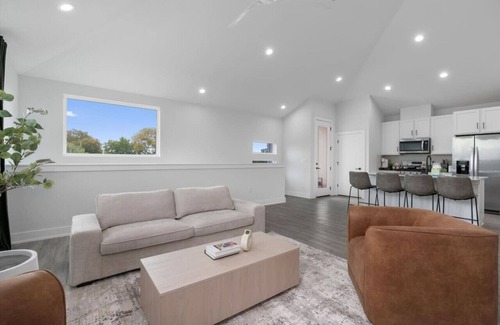 University Hills and Windsor Park Casa | Luxury Combined Homes - Downtown Access - Balcony