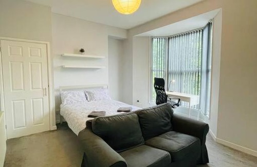 Uplands Casa | Modern 6 bedroom 5 min walk to beach & restaurants