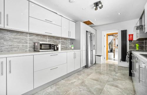 Birmingham Casa | Modern 6-Bedroom Home - Sleeps 12 - Parking - Garden 568P