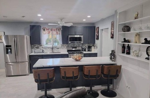 Paradise Villa | Modern 6 BR Near Strip - 10min