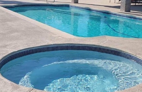 Paradise Villa | Modern 6 BR Near Strip - 10min