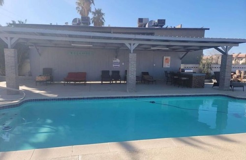 Paradise Villa | Modern 6 BR Near Strip - 10min
