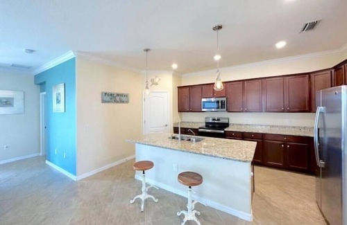 Gateway Casa | Modern 6-year new single house in mint condition! Fenced yard with a pond view.