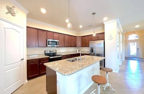 Gateway Casa | Modern 6-year new single house in mint condition! Fenced yard with a pond view.
