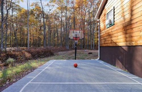 Hickory Hills Casa | Modern 6BR Cabin- Hot Tub Theater Basketball