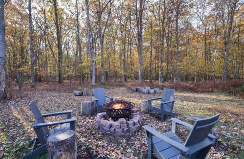 Hickory Hills Casa | Modern 6BR Cabin- Hot Tub Theater Basketball