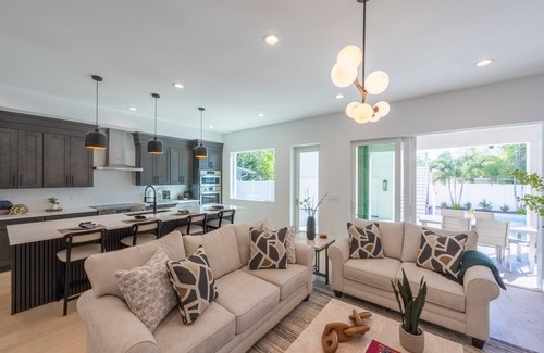 Arlington Park Casa | Modern Beauty for Family Gatherings