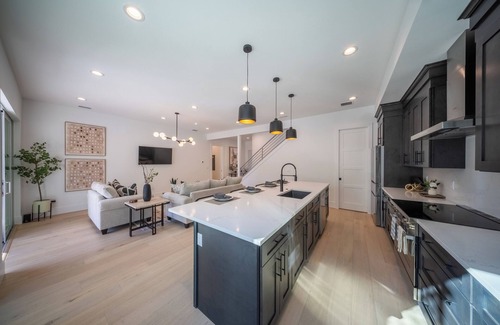 Arlington Park Casa | Modern Beauty for Family Gatherings