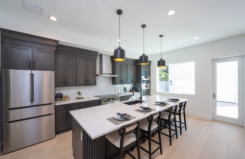 Arlington Park Casa | Modern Beauty for Family Gatherings