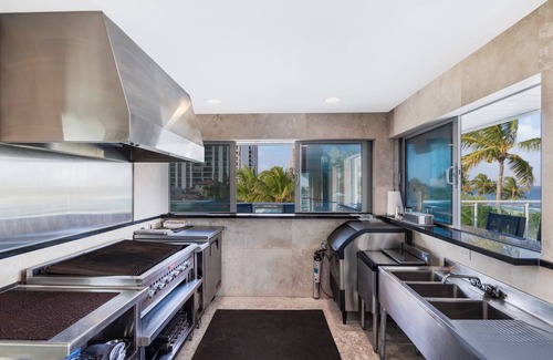 Birch Park Finger Streets Casa | Modern 7,000 SF Beachfront Estate w/ Roof Deck