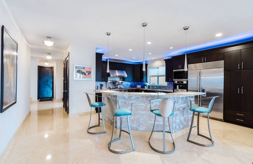 Birch Park Finger Streets Casa | Modern 7,000 SF Beachfront Estate w/ Roof Deck