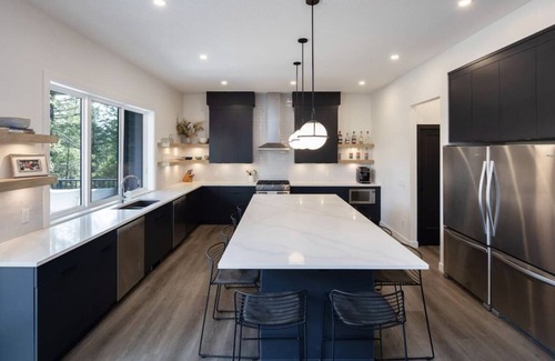 East Kootenay Cabina | Modern, 7 bedroom all-season cabin on Lake Koocanusa