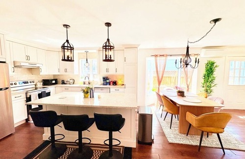 Moncton Casa | Modern 8 Bedroom Entire Home w/Backyard BBQ deck