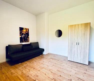 Meidling Apartamento | Modern 8BR Apt with Private Garden Sleeps 17