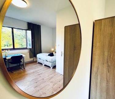 Meidling Apartamento | Modern 8BR Apt with Private Garden Sleeps 17
