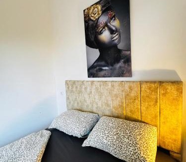Meidling Apartamento | Modern 8BR Apt with Private Garden Sleeps 17