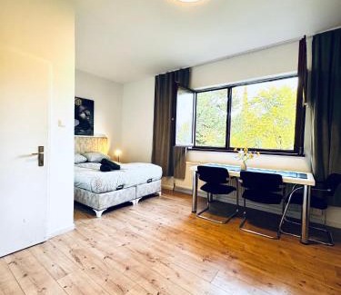 Meidling Apartamento | Modern 8BR Apt with Private Garden Sleeps 17