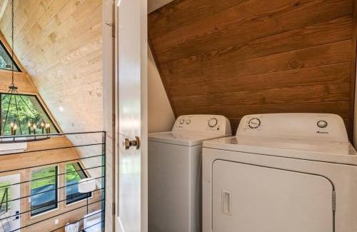 New Iberia Apartamento | Modern A-Frame Cabin by Rip Van Winkle with Hot Tub