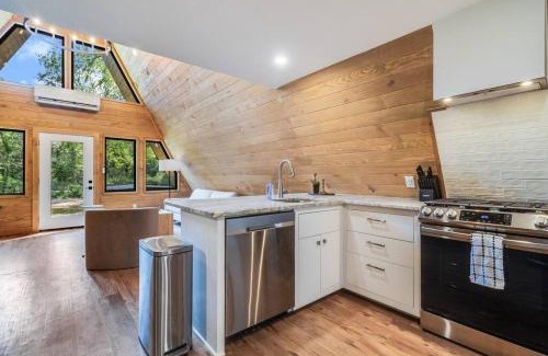 New Iberia Apartamento | Modern A-Frame Cabin by Rip Van Winkle with Hot Tub