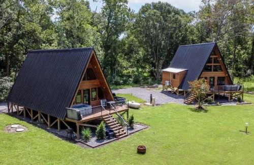 New Iberia Apartamento | Modern A-Frame Cabin by Rip Van Winkle with Hot Tub