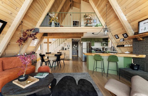 Running Springs Chalet De Esquí | Modern A-Frame with Mountain Views, Hot Tub, Game Room, & EV in Running Springs