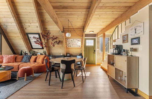 Running Springs Chalet De Esquí | Modern A-Frame with Mountain Views, Hot Tub, Game Room, & EV in Running Springs