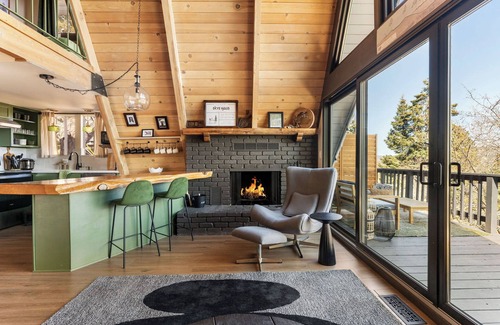Running Springs Chalet De Esquí | Modern A-Frame with Mountain Views, Hot Tub, Game Room, & EV in Running Springs