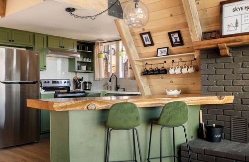 Running Springs Chalet De Esquí | Modern A-Frame with Mountain Views, Hot Tub, Game Room, & EV in Running Springs