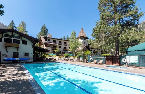 Olympic Valley Hotel | Modern Alpine Getaway with Free Parking & Pool