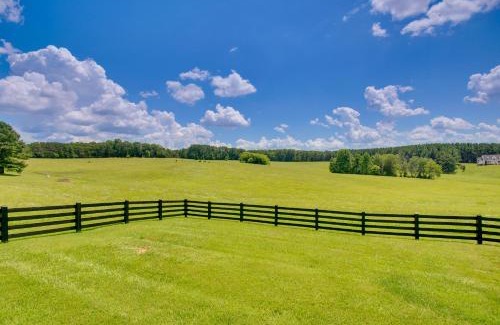 Altavista Casa | Modern Altavista Farmhouse with Countryside Views