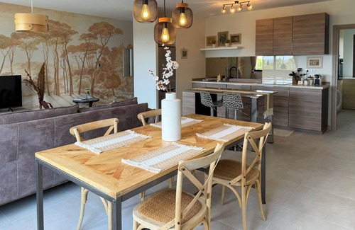 Villeneuve-les-Bouloc Apartamento | Modern and Cozy Apartment with Private Pool