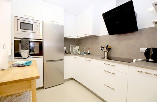Estepona Apartamento | Apartamento moderno y luminoso con piscina, Puerto de Estepona cerca de restaurantes y bares