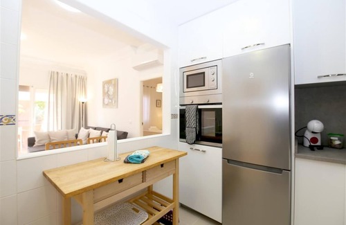Estepona Apartamento | Apartamento moderno y luminoso con piscina, Puerto de Estepona cerca de restaurantes y bares