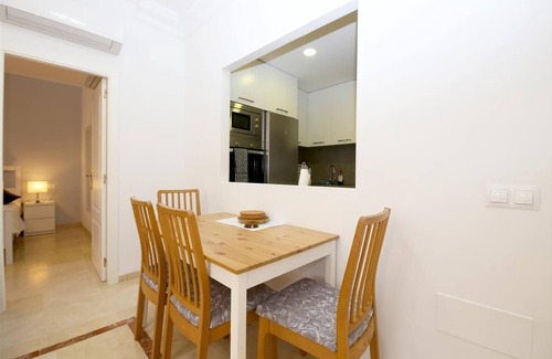 Estepona Apartamento | Apartamento moderno y luminoso con piscina, Puerto de Estepona cerca de restaurantes y bares